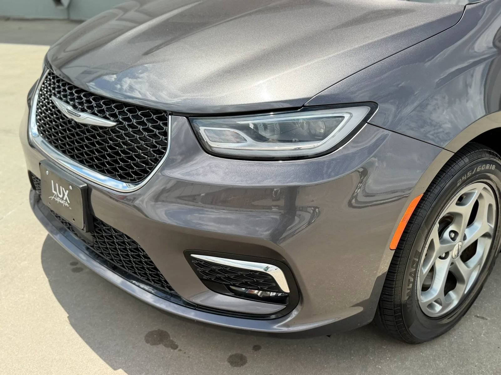 Used 2023 Chrysler Pacifica Limited FWD image 2