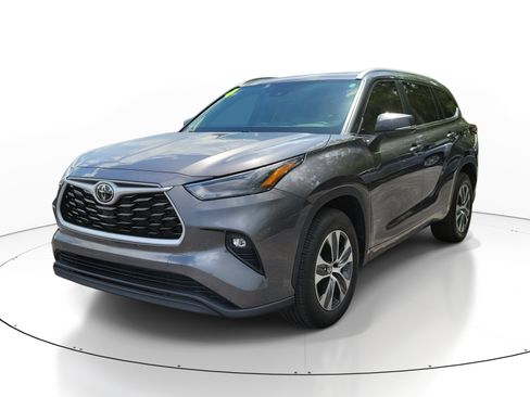 Used 2024 Toyota Highlander XLE FWD image 3