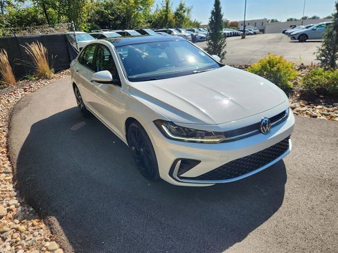 Certified 2025 Volkswagen Jetta SE w/ Sunroof Package image 7