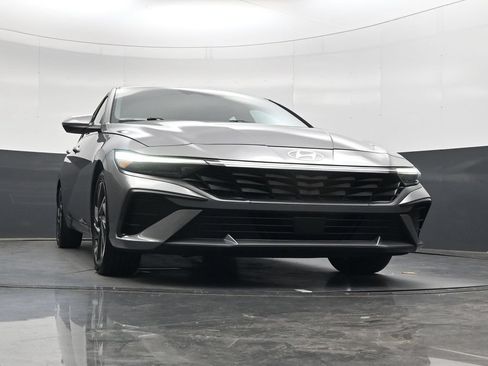 Used 2025 Hyundai Elantra Limited FWD image 30