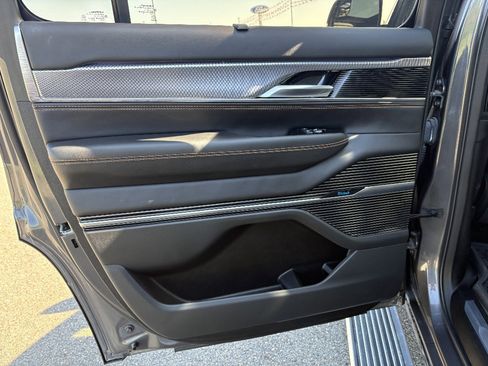Used 2023 Jeep Grand Wagoneer Series III AWD/4WD image 17