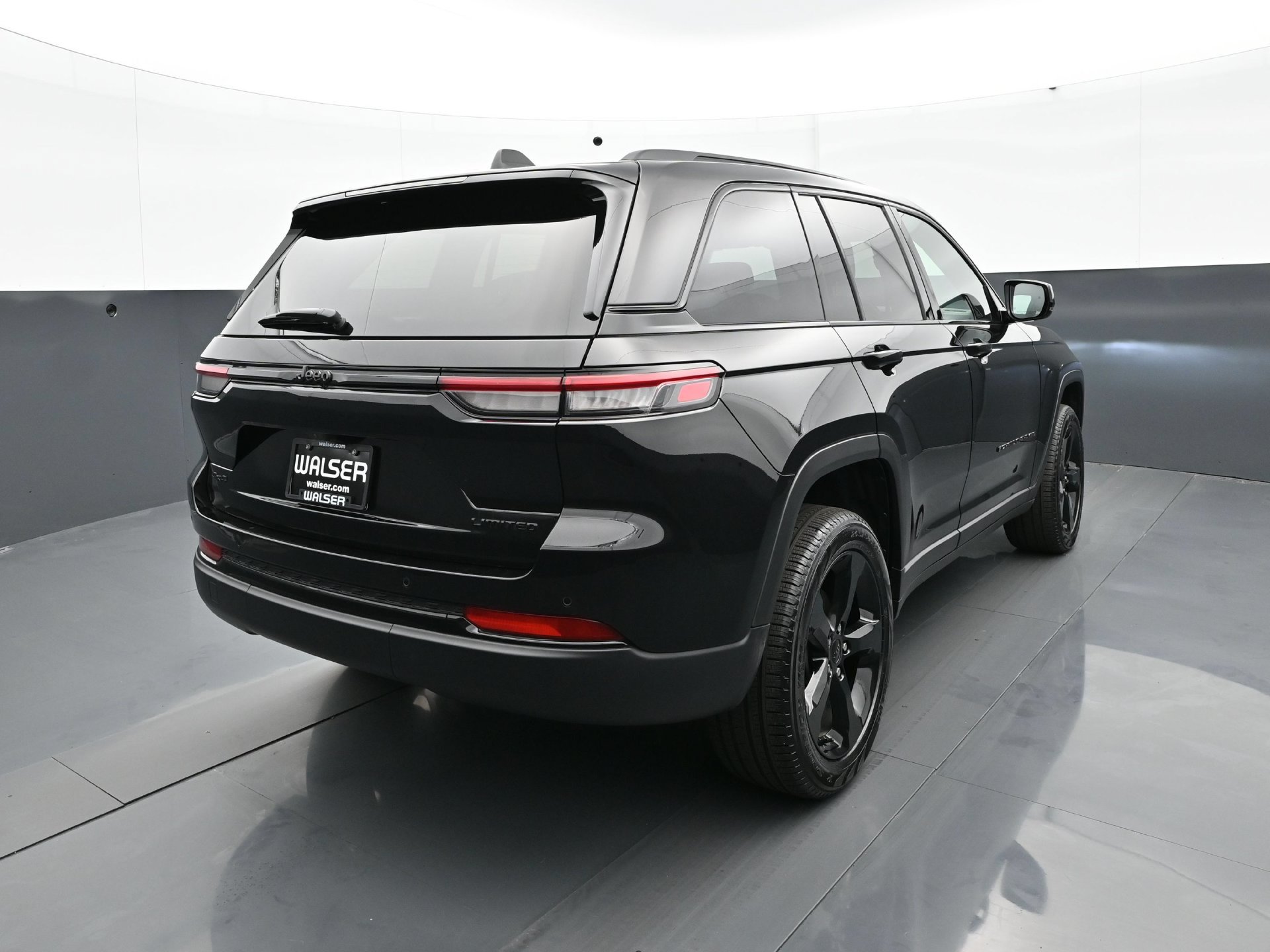Used 2025 Jeep Grand Cherokee Limited w/ Black Appearance Package AWD/4WD image 6