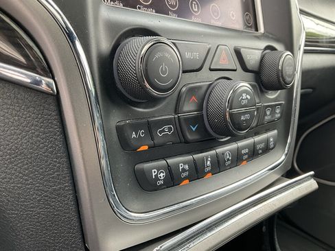 Used 2018 Jeep Grand Cherokee Overland AWD/4WD image 34