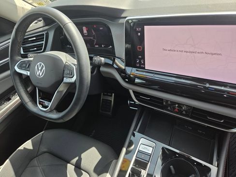 Used 2024 Volkswagen Atlas Peak Edition SE AWD/4WD image 33