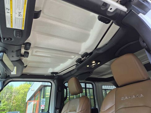 Used 2023 Jeep Wrangler Unlimited Sahara w/ Cold Weather Group AWD/4WD image 15
