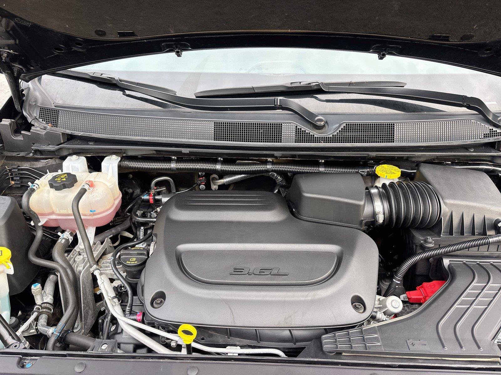 Used 2025 Chrysler Pacifica Limited FWD image 30