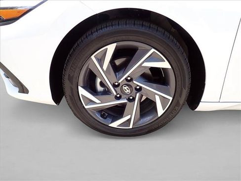 Used 2025 Hyundai Elantra Limited FWD image 7