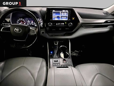 Used 2021 Toyota Highlander XLE AWD/4WD image 16