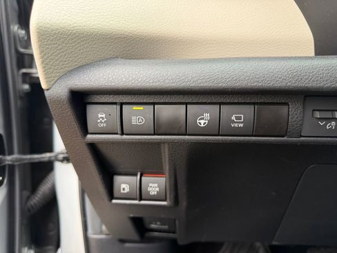 Used 2024 Toyota Sienna Platinum FWD image 19