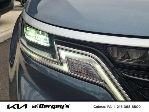 Used 2024 Kia Carnival EX image 10