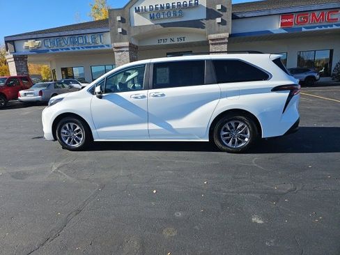 Used 2025 Toyota Sienna LE image 49