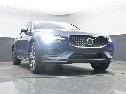 Used 2025 Volvo V60 B5 Cross Country Plus AWD/4WD image 38