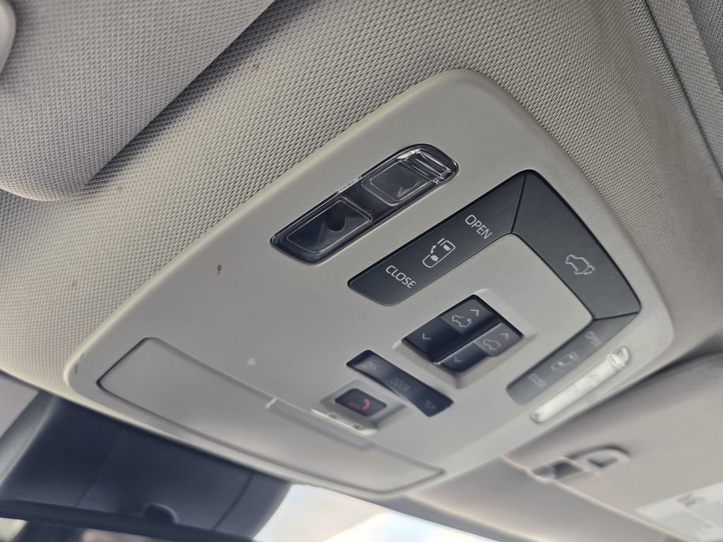Used 2025 Toyota Sienna XLE w/ XLE Plus Package FWD image 23