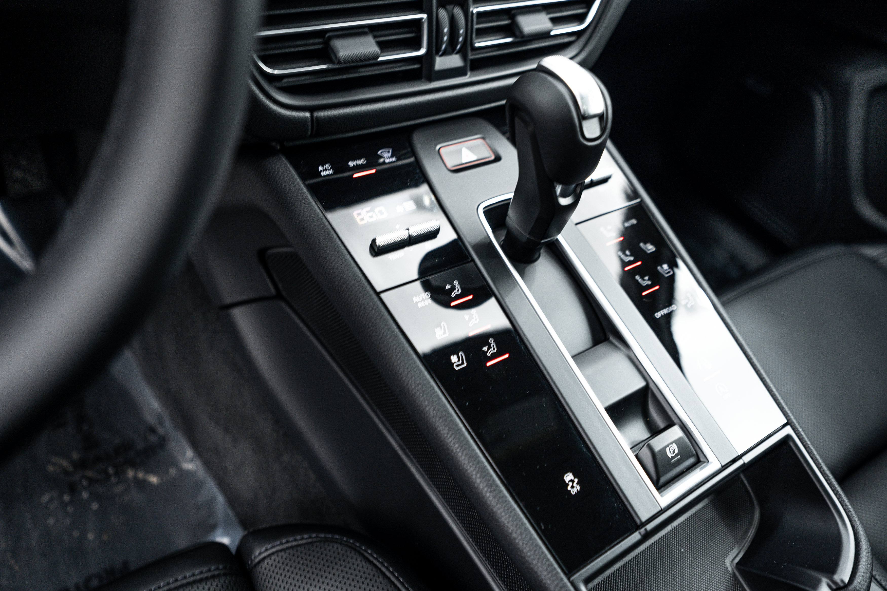 Certified 2026 Porsche Macan AWD/4WD image 15