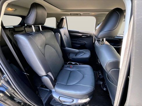 Used 2021 Toyota Highlander Platinum image 24