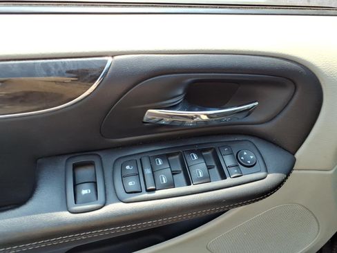 Used 2013 Chrysler Town & Country Touring-L w/ Driver Convenience Group FWD image 12