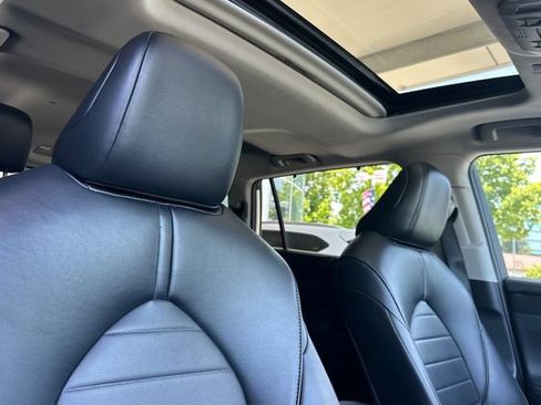Used 2022 Toyota Highlander XLE AWD/4WD image 18