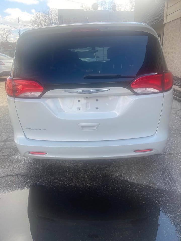 Used 2017 Chrysler Pacifica Touring FWD image 3
