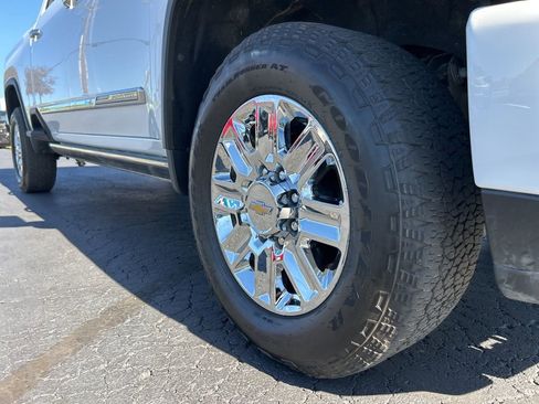 Used 2024 Chevrolet Silverado 2500 High Country w/ High Country Premium Package image 12