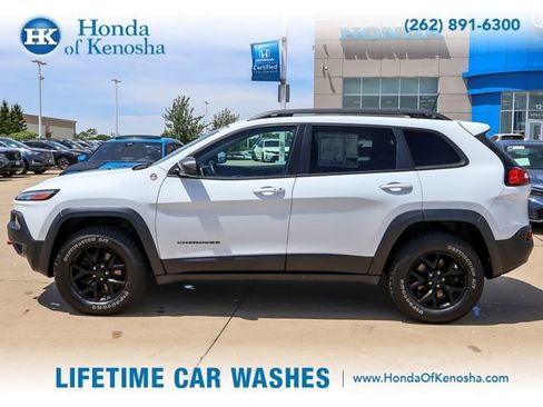 Used 2017 Jeep Cherokee Trailhawk AWD/4WD image 2