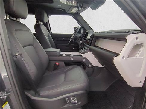 Certified 2025 Land Rover Defender 130 X-Dynamic SE AWD/4WD image 25