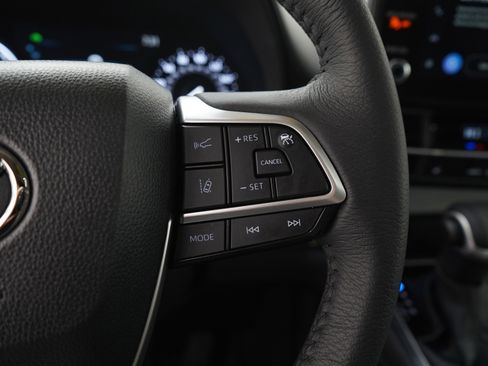 Used 2025 Toyota Sienna XLE w/ XLE Plus Package image 29