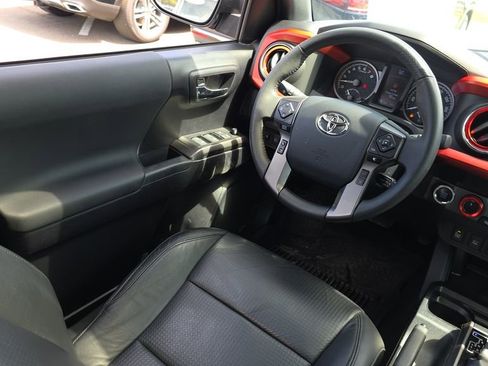 Used 2020 Toyota Tacoma TRD Sport w/ TRD Premium Sport Package AWD/4WD image 27
