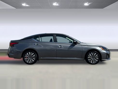 Used 2024 Nissan Altima 2.5 SV FWD image 7