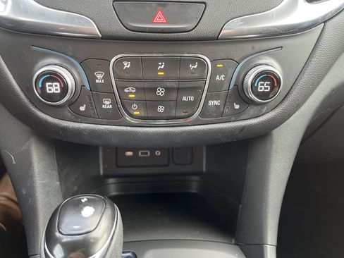 Used 2021 Chevrolet Equinox LT image 25