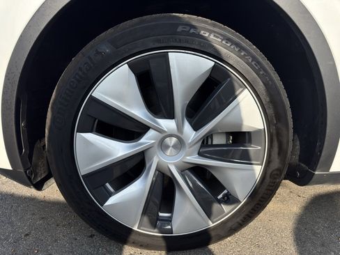 Used 2024 Tesla Model Y Long Range image 12