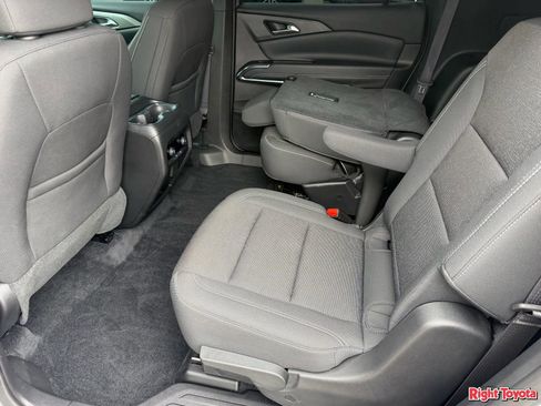 Used 2025 Chevrolet Traverse LT w/ Driver Confidence Package FWD image 17