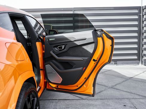 Used 2022 Lamborghini Urus image 24