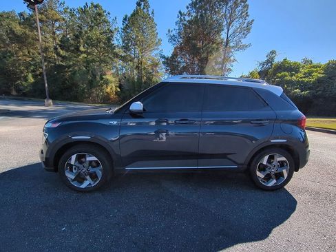 Used 2024 Hyundai Venue Limited image 7