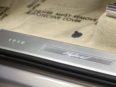 Used 2020 Bentley Bentayga Plug-In Hybrid image 18