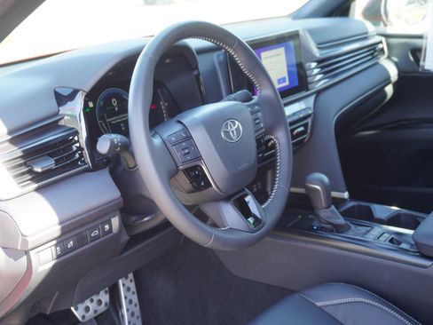 Used 2025 Toyota Camry SE w/ Convenience Package FWD image 18