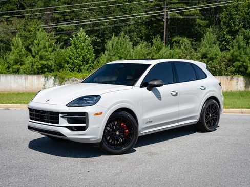 Used 2023 Porsche Cayenne GTS AWD/4WD image 4
