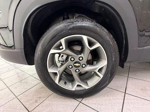 Used 2025 Chevrolet Trax LT w/ LT Convenience Package FWD image 17
