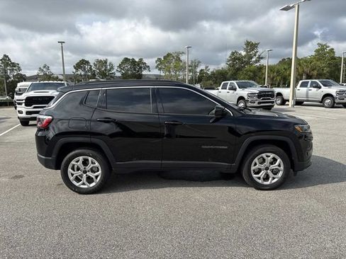 Used 2025 Jeep Compass Latitude AWD/4WD image 2