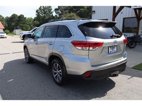 Used 2019 Toyota Highlander XLE AWD/4WD image 3