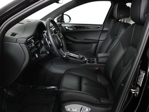 Certified 2025 Porsche Macan image 5