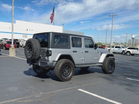 Used 2020 Jeep Wrangler Unlimited Sahara AWD/4WD image 3