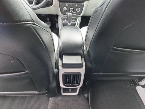 Used 2018 Jeep Compass Latitude FWD image 32