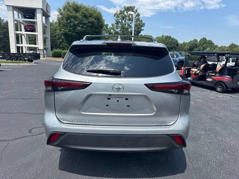 Used 2025 Toyota Highlander XLE AWD/4WD image 5
