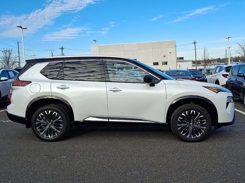 Used 2024 Nissan Rogue Platinum w/ Platinum Premium Package image 7