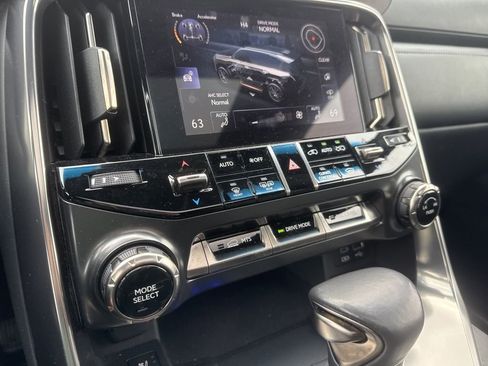 Used 2023 Lexus LX 600 4WD w/ Luxury Package image 16