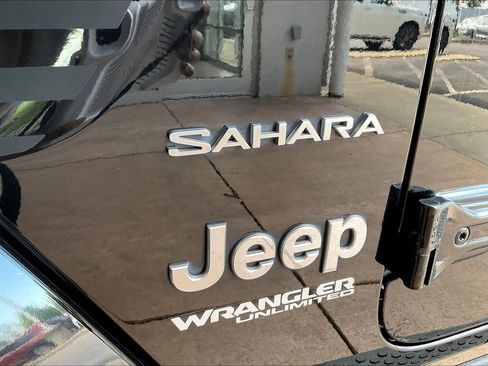Used 2018 Jeep Wrangler Unlimited Sahara w/ Dual Top Group AWD/4WD image 24