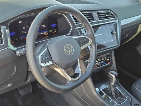 Used 2022 Volkswagen Tiguan SE image 2