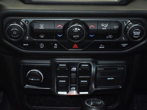 Used 2023 Jeep Wrangler Unlimited Sahara AWD/4WD image 30