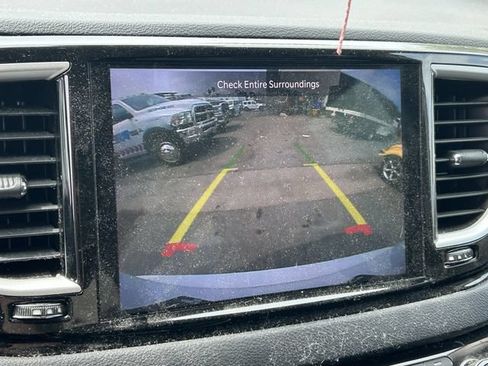 Used 2021 Chrysler Pacifica Touring-L FWD image 7