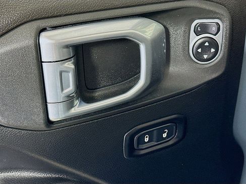 Used 2025 Jeep Wrangler Unlimited Sport AWD/4WD image 19